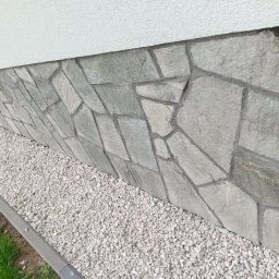 Prace remontowo-wykończeniowe - Fundament oblorzony kamieniem naturalnym .