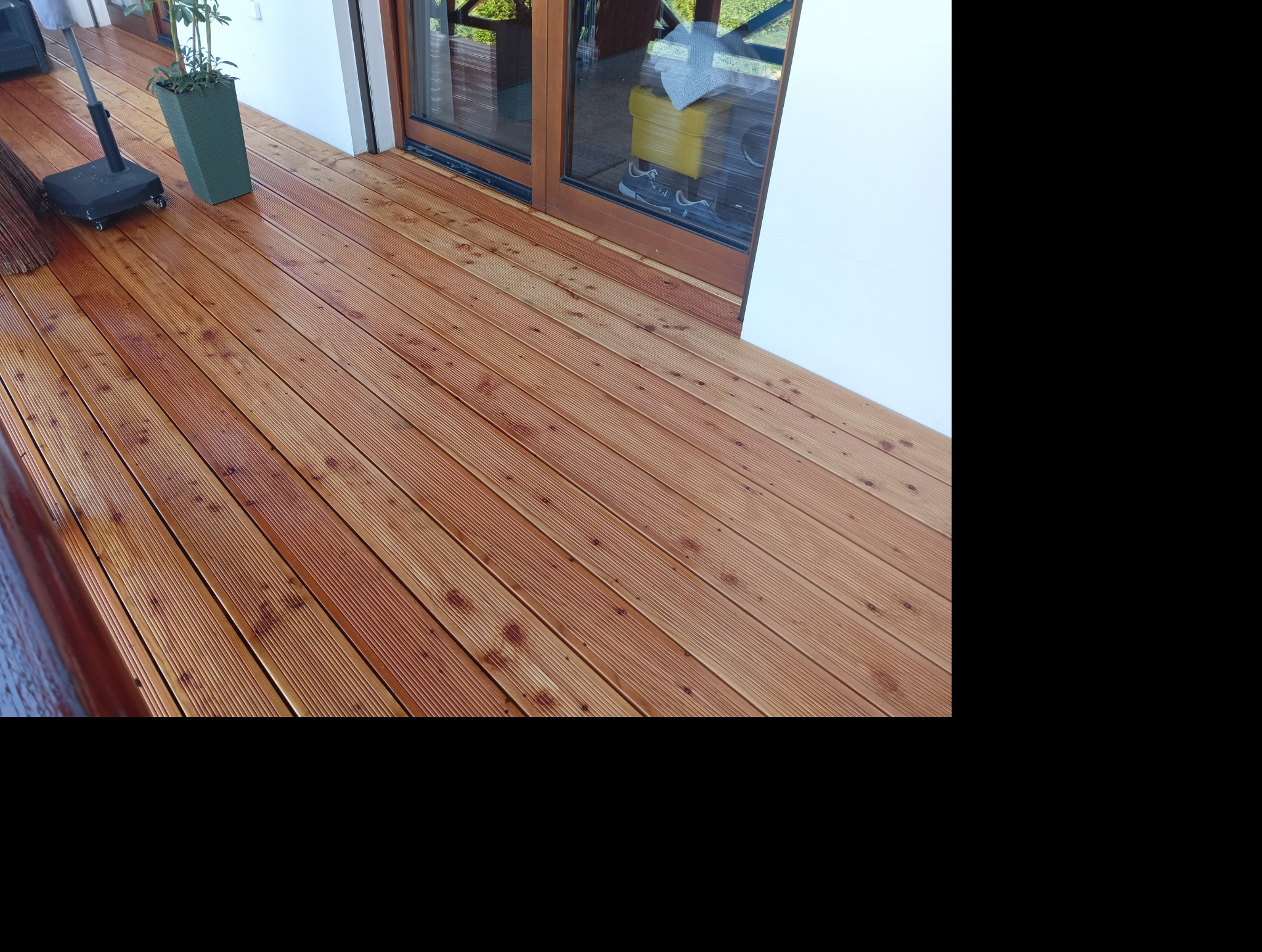 Taras z modrzewia z dostępem do materiału od producenta .