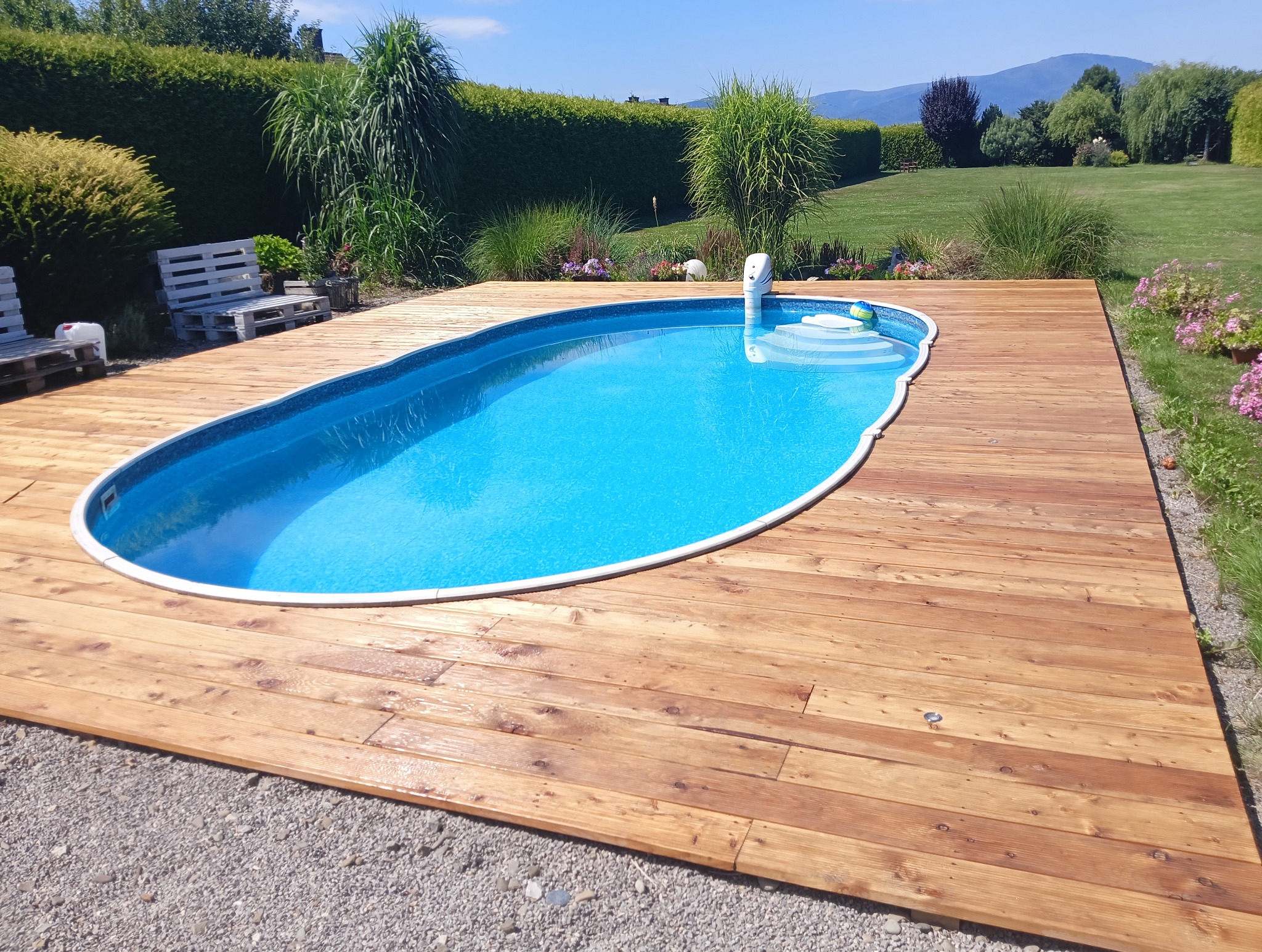 Podest z deski ryflowanej z modrzewia ,z dostępem materiału od producenta .