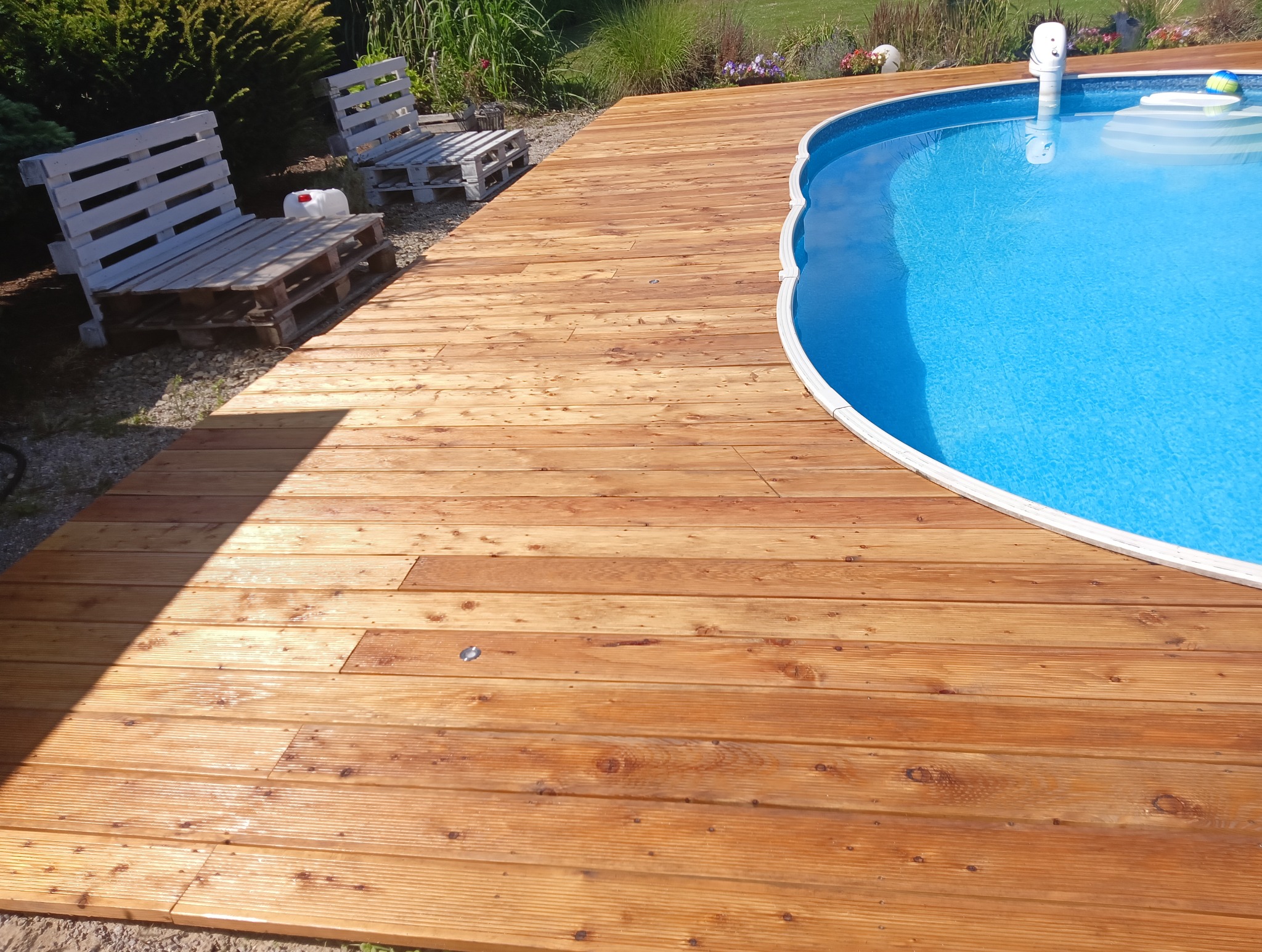 Podest przy basenie z deski ryflowanej ,z modrzew.