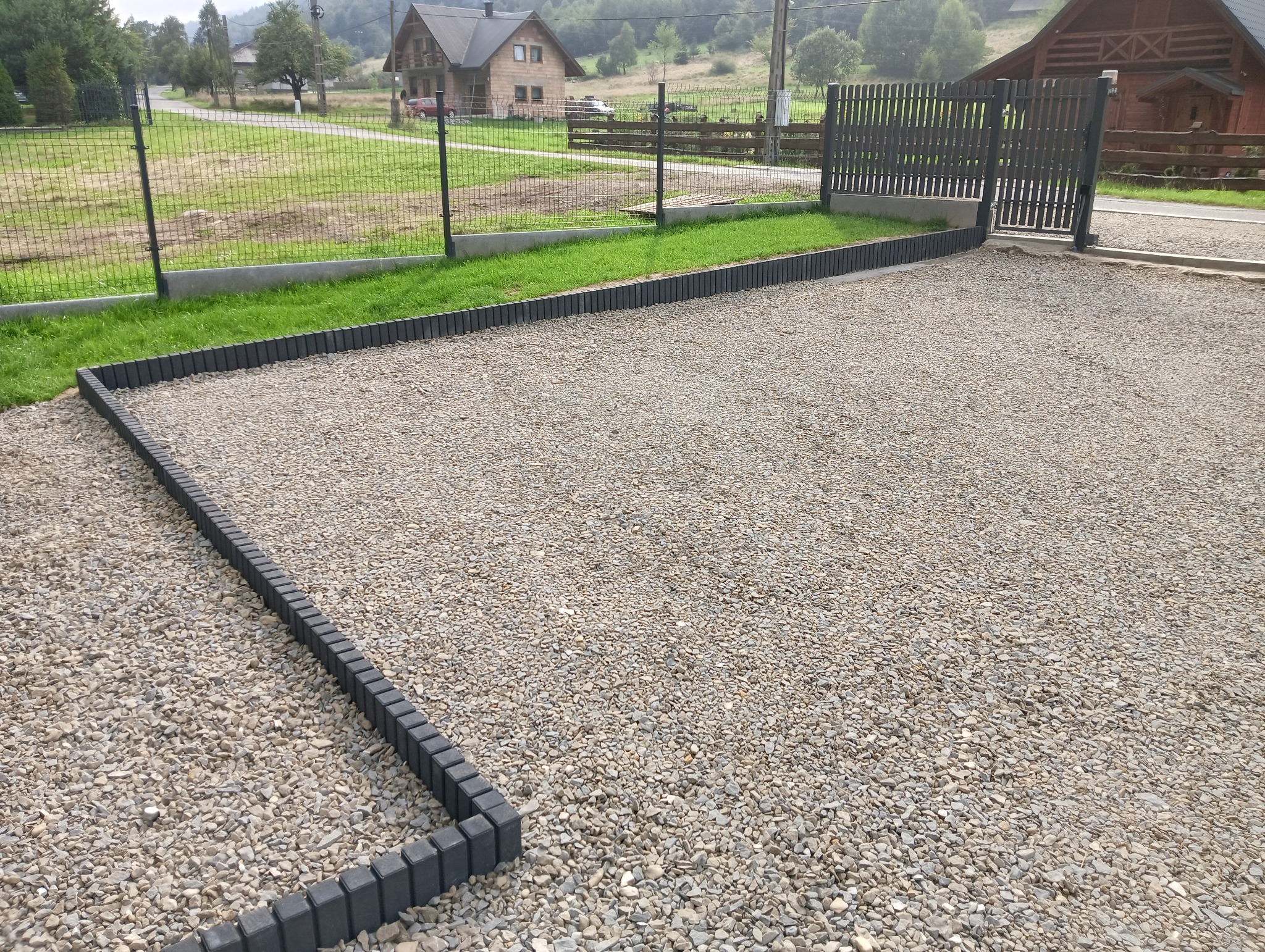 Wjazd przygotowany pod kostkę brukową,obrzeże z palisady.