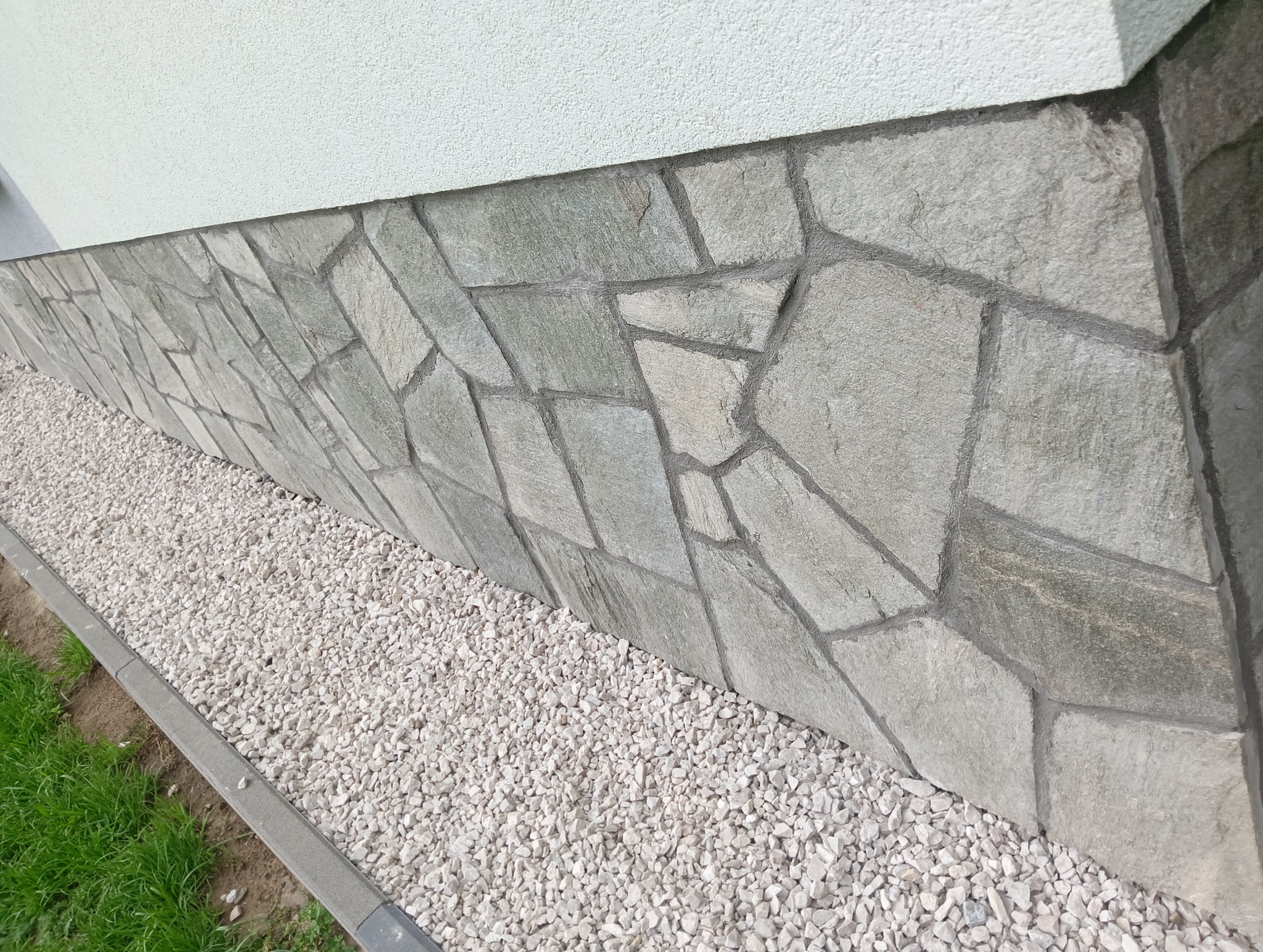 Fundament oblorzony kamieniem naturalnym .