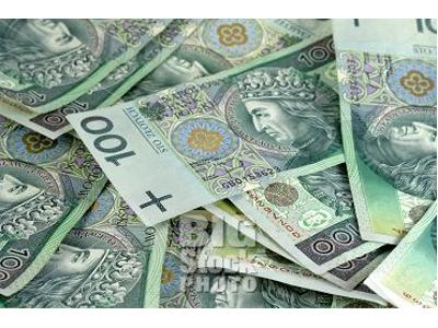 Stos banknotów stuzłotowych z wizerunkiem króla, ułożonych warstwami, z widocznymi numerami seryjnymi i znakami wodnymi.