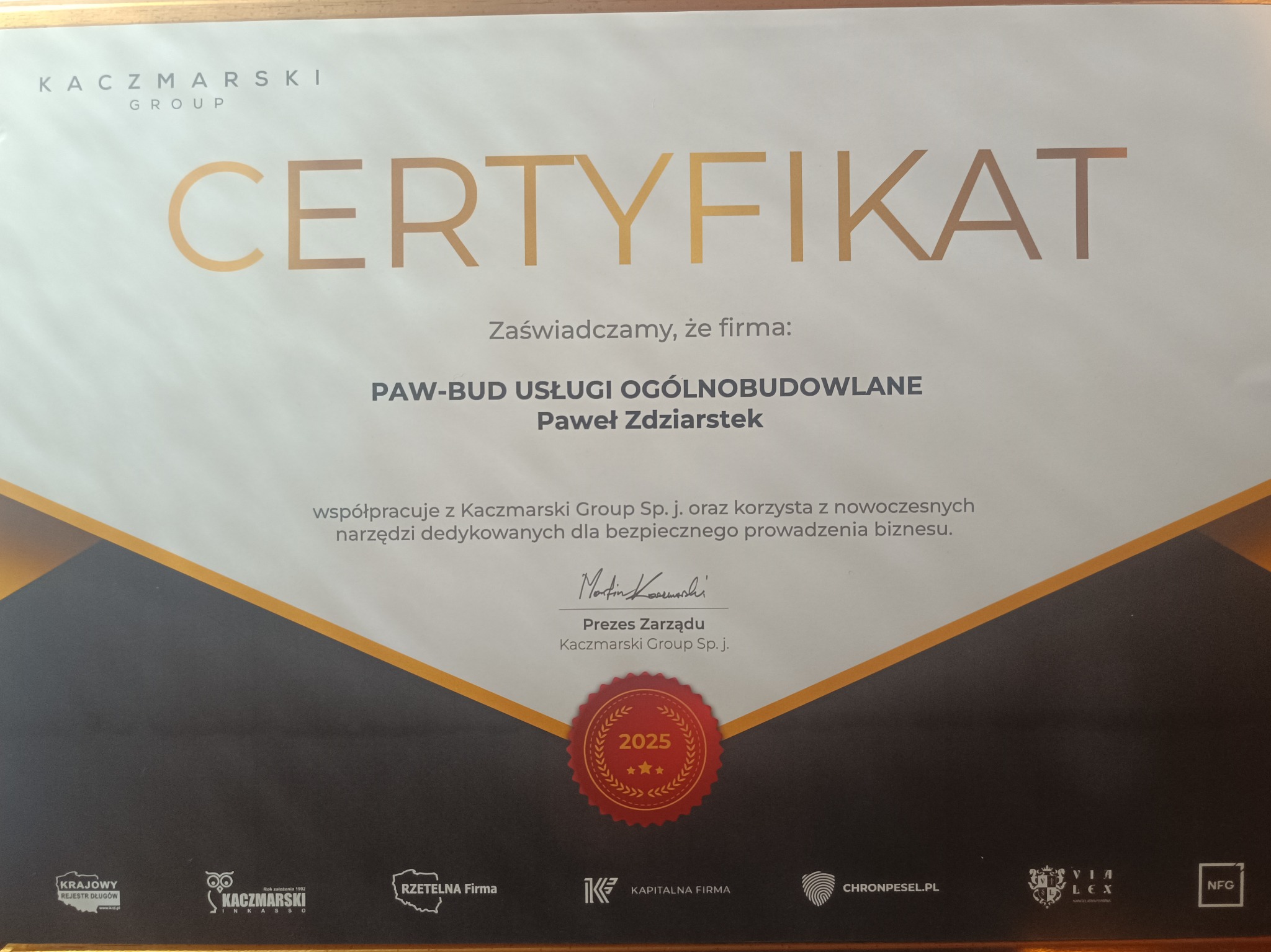 Certyfikat firmy PAW-BUD USŁUGI OGÓLNOBUDOWLANE od Kaczmarski Group, potwierdzający współpracę i korzystanie z nowoczesnych narzędzi biznesowych.