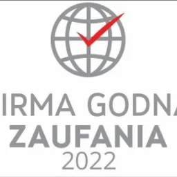 Szary znak graficzny 'Firma Godna Zaufania 2022' z stylizowaną kulą ziemską i czerwonym symbolem akceptacji.