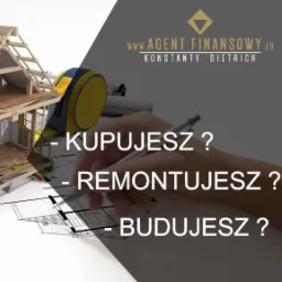 Projekt architektoniczny domu w trakcie powstawania, ręka rysująca na planach, obok zwinięte plany i logo agenta finansowego.