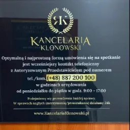 Tablica informacyjna Kancelarii Klonowski z logo, numerem telefonu, godzinami urzędowania i informacją o obsłudze spraw nagłych 24h.