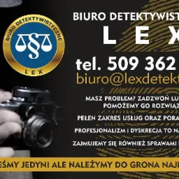 Mężczyzna w kapeluszu i płaszczu trzymający stary aparat fotograficzny, na tle logo biura detektywistycznego LEX z odciskiem palca i danymi kontaktowymi.