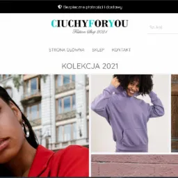 Zdjęcie z bliska twarzy modelki w czerwonej marynarce na tle budynku miejskiego, obok zdjęcia uśmiechniętej modelki w fioletowej bluzie z kapturem i modelki w szarym garniturze na tle drewnianych...