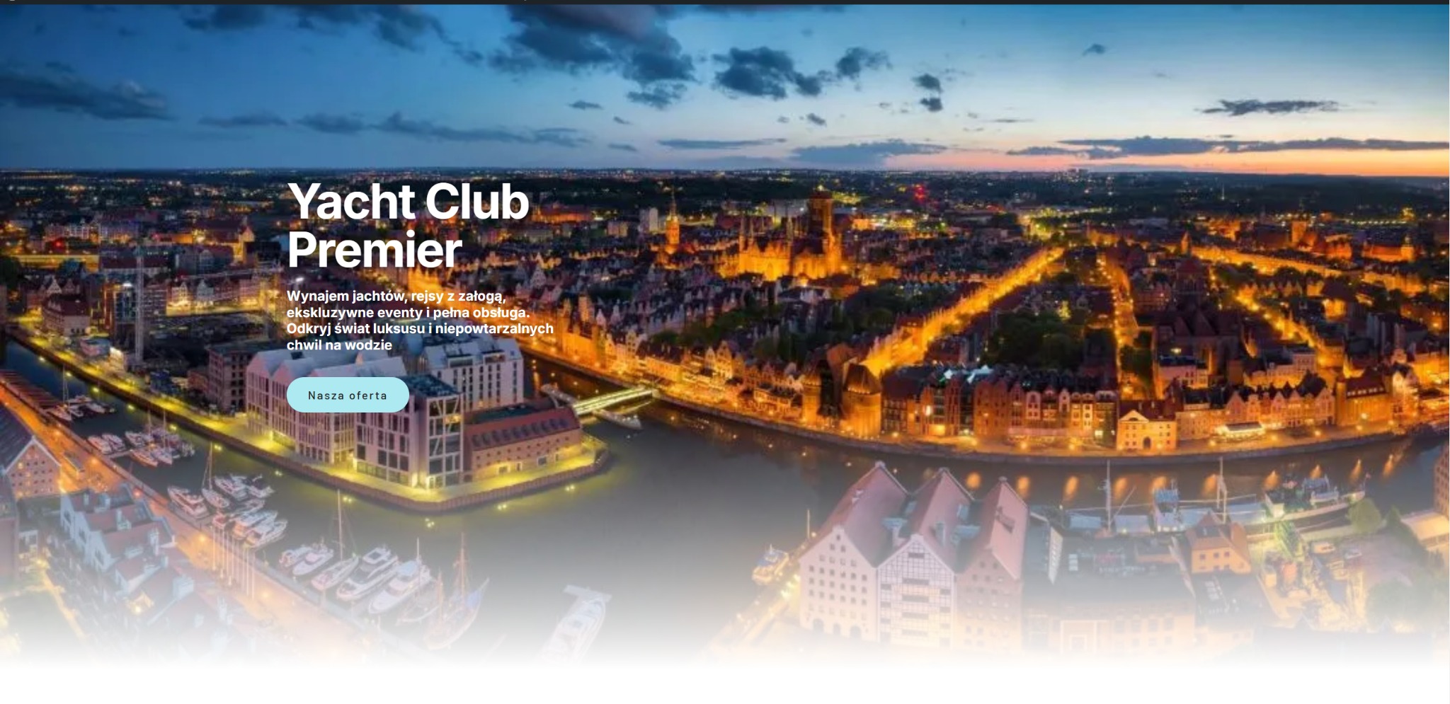 Nocny widok z lotu ptaka na oświetlone miasto z rzeką i zacumowanymi jachtami, prezentowany na stronie internetowej Yacht Club Premier z tekstem reklamowym.