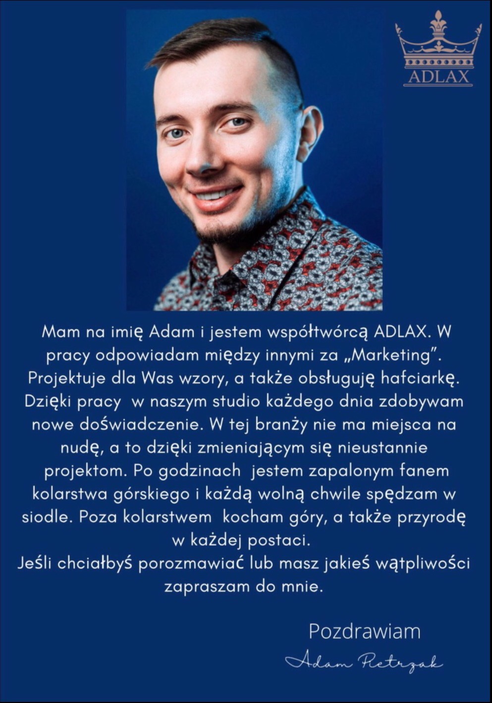 Portret uśmiechniętego mężczyzny, współtwórcy firmy odzieżowej ADLAX, w koszuli we wzory, z tekstem o projektowaniu wzorów i obsłudze hafciarki.