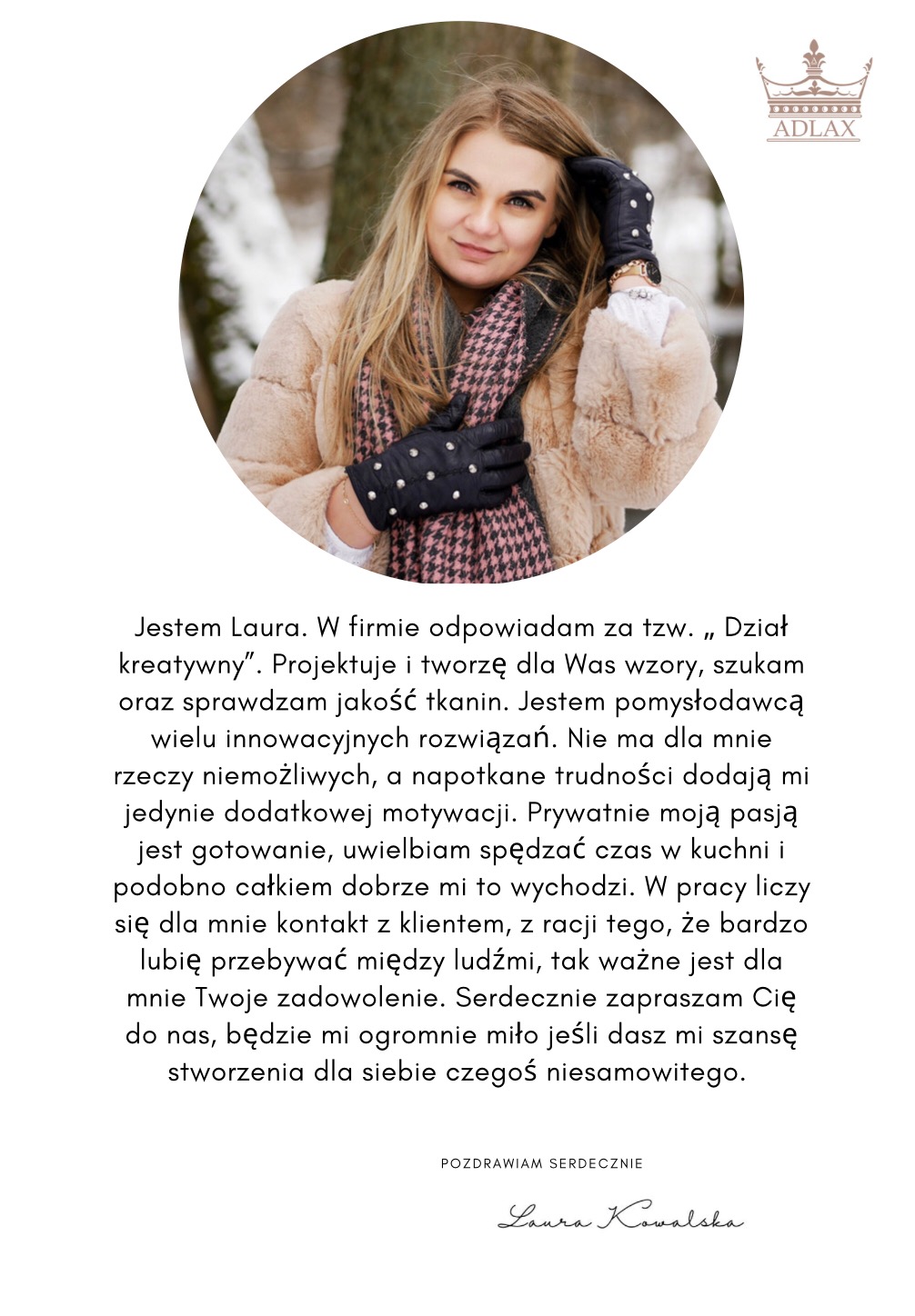 Portret uśmiechniętej projektantki odzieży z Piły w futrzanej kurtce i wzorzystym szaliku, prezentujący eleganckie rękawiczki z ćwiekami.