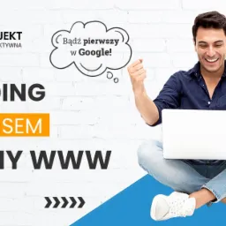 Uśmiechnięty mężczyzna siedzi na podłodze z laptopem, w tle branding, SEO, SEM, strony WWW oraz logo firmy AW Projekt Agencja Interaktywna i hasło Bądź pierwszy w Google!