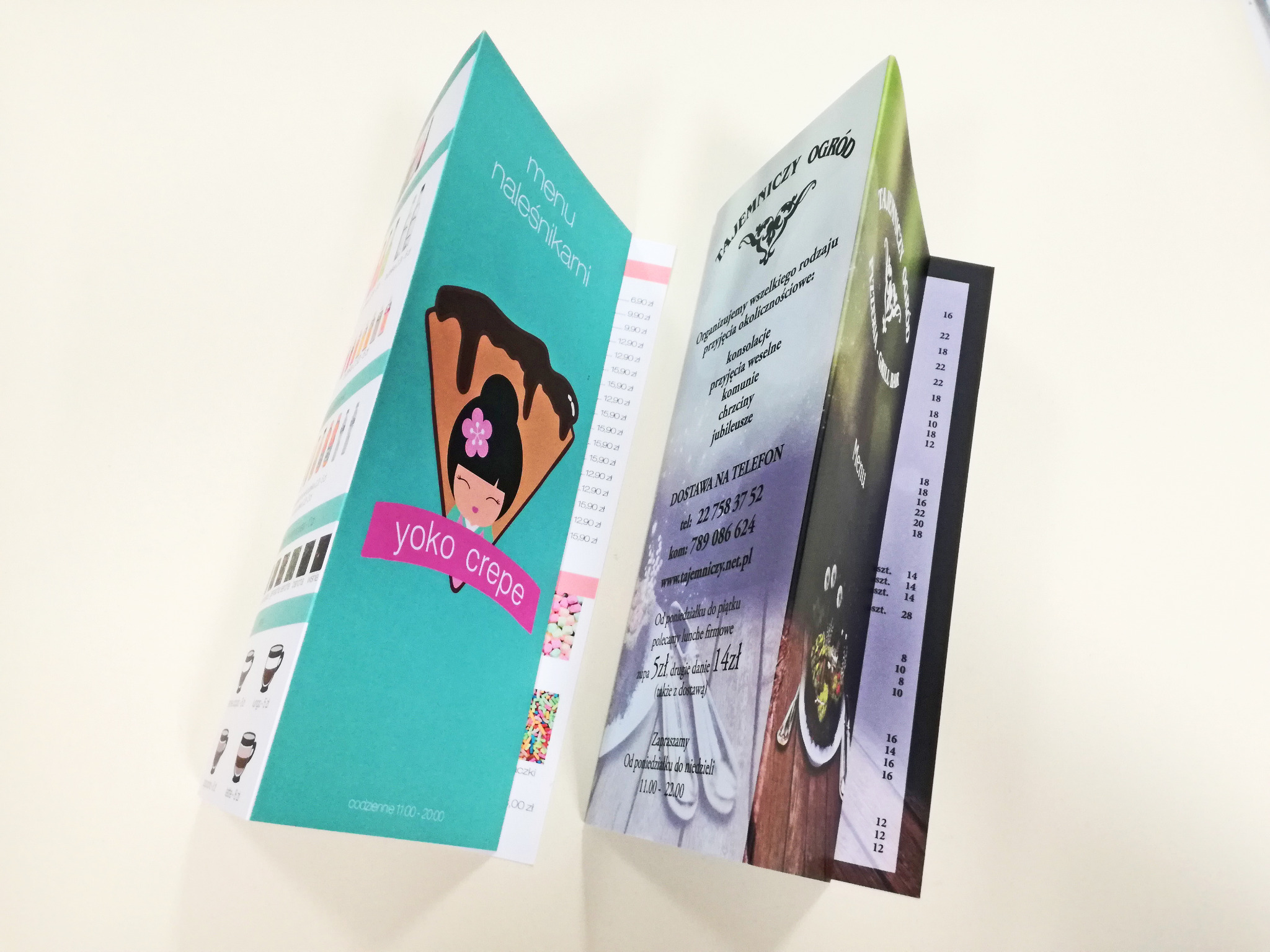 Dwa otwarte, trójkątne menu restauracyjne, jedno z grafiką naleśnika i logo 'yoko crepe', drugie z ofertą 'Tajemniczy Ogród', oba w neutralnym oświetleniu.