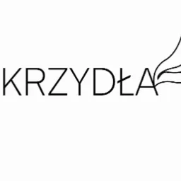 Logo firmy z napisem 'SKRZYDŁA' w czcionce bezszeryfowej i stylizowanym symbolem skrzydeł lub liści w prawym g&oacute;rnym rogu, całość w czerni na białym tle.