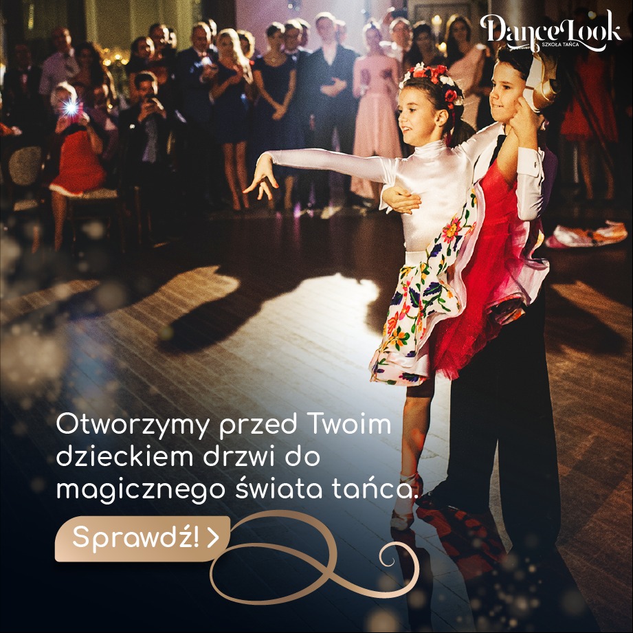 Młoda para taneczna w strojach do tańca towarzyskiego prezentuje figurę na parkiecie, w tle widoczni widzowie.