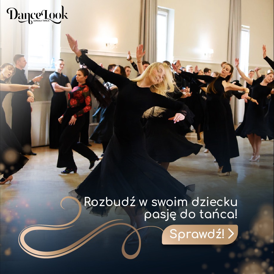 Grupa tancerzy w czarnych strojach wykonuje synchroniczny układ taneczny w jasnej sali z parkietem, z delikatnym uśmiechem na twarzach, w tle widoczne okna z zasłonami.