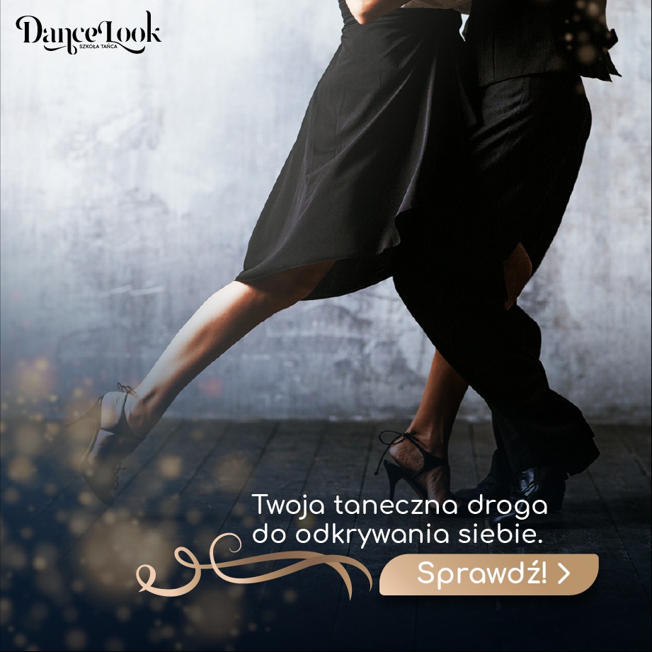 Fragment sylwetek pary tanecznej w ruchu, kobieta w czarnej sukience i butach na obcasie, mężczyzna w ciemnym garniturze i lakierkach, na tle szarej ściany z efektem rozmycia.