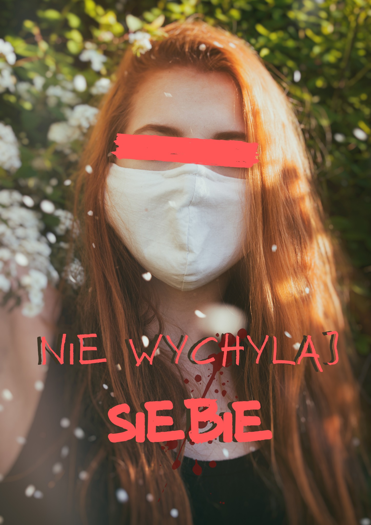 Portret kobiety z zasłoniętymi oczami czerwoną kreską i w masce na twarzy, na pierwszym planie napis 'Nie wychylaj się' z efektem kropelek krwi, tło rozmyte z białymi kwiatami.