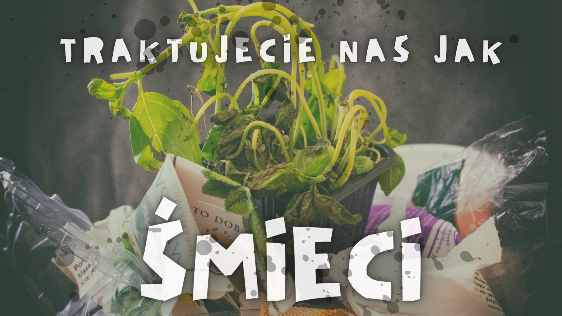 Zwiędła roślina w doniczce wśród śmieci, z napisem 'Traktujecie nas jak śmieci' w tle, sugerująca problem ekologiczny lub społeczną obojętność.