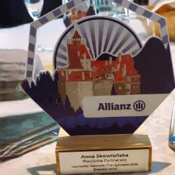 Statuetka konkursowa Allianz z wizerunkiem zamku Bran, przyznana Annie Skowrońskiej, laureatce konkursu Transylwania 2023, Brasov 2024.