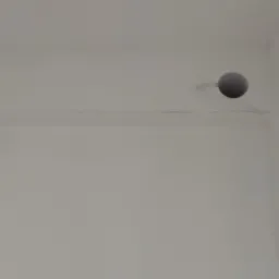 Biała ściana po szpachlowaniu z widocznym otworem na kabel i wystającym przewodem elektrycznym.