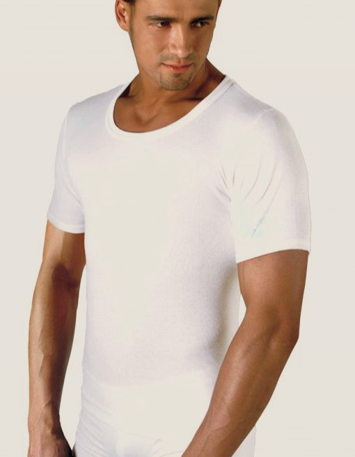 Mężczyzna prezentuje białą, bawełnianą koszulkę typu podkoszulek z szerokim dekoltem, na jednolitym, jasnym tle.