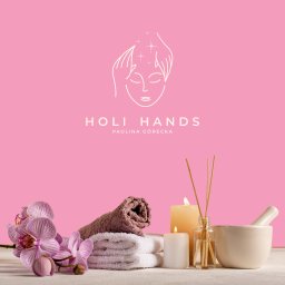 Business Partners Club - Logo firmy kosmetycznej Holi Hands Paulina Górecka na różowym tle, z elementami spa: orchidee, ręczniki, świece, dyfuzor zapachowy i moździerz ceramiczny.