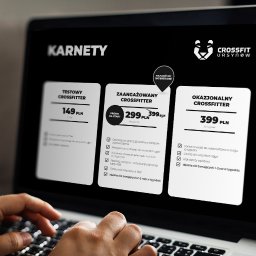 Business Partners Club - Ekran laptopa wyświetlający cennik karnetów na zajęcia Crossfit Ursynów, z trzema opcjami: Testowy, Zaangażowany i Okazjonalny, widok z perspektywy osoby piszącej na klawiaturze.