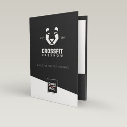 Business Partners Club - Czarno-biała teczka firmowa z logo Crossfit Ursynów, rok założenia 2014, hasło 'Building Better Humans' i oznaczenie 'Crossfit POL', widoczna w perspektywie, otwarta z widoczną białą wkładką.