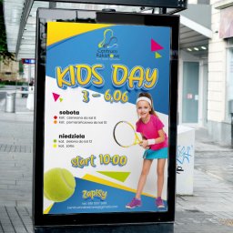 Business Partners Club - Billboard na przystanku autobusowym z reklamą szkoły tenisa dla dzieci, z uśmiechniętą dziewczynką z rakietą i piłką tenisową, informujący o dniach i godzinach zajęć.
