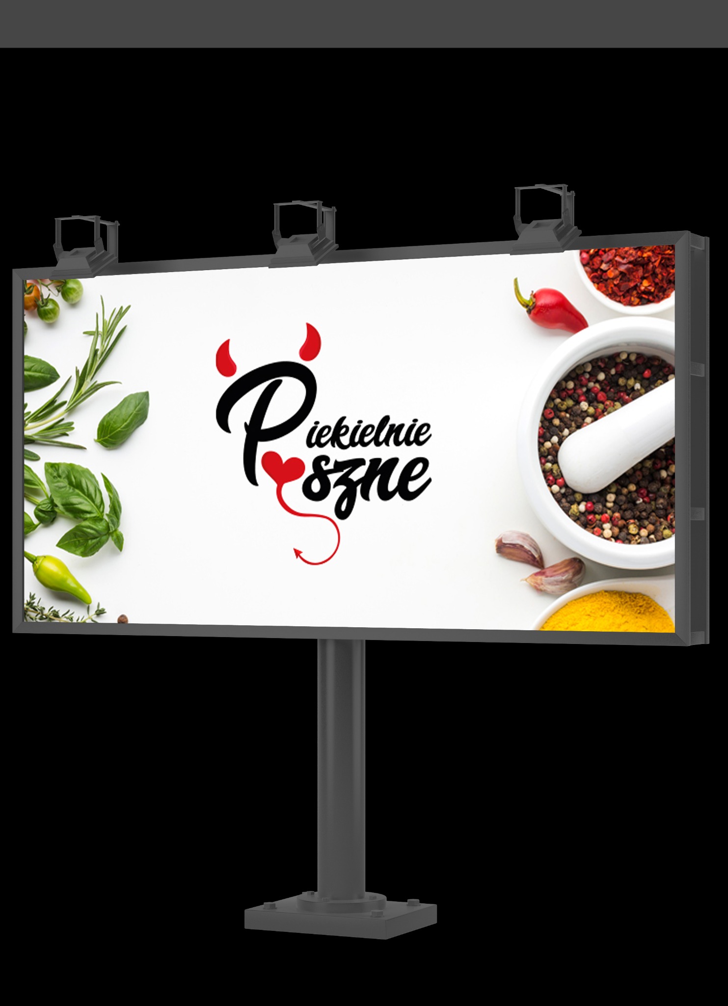 Billboard z grafiką przypraw i napisem 'Piekielnie Szne' w stylistyce diabelskiej, otoczony świeżymi ziołami i przyprawami w miseczkach.