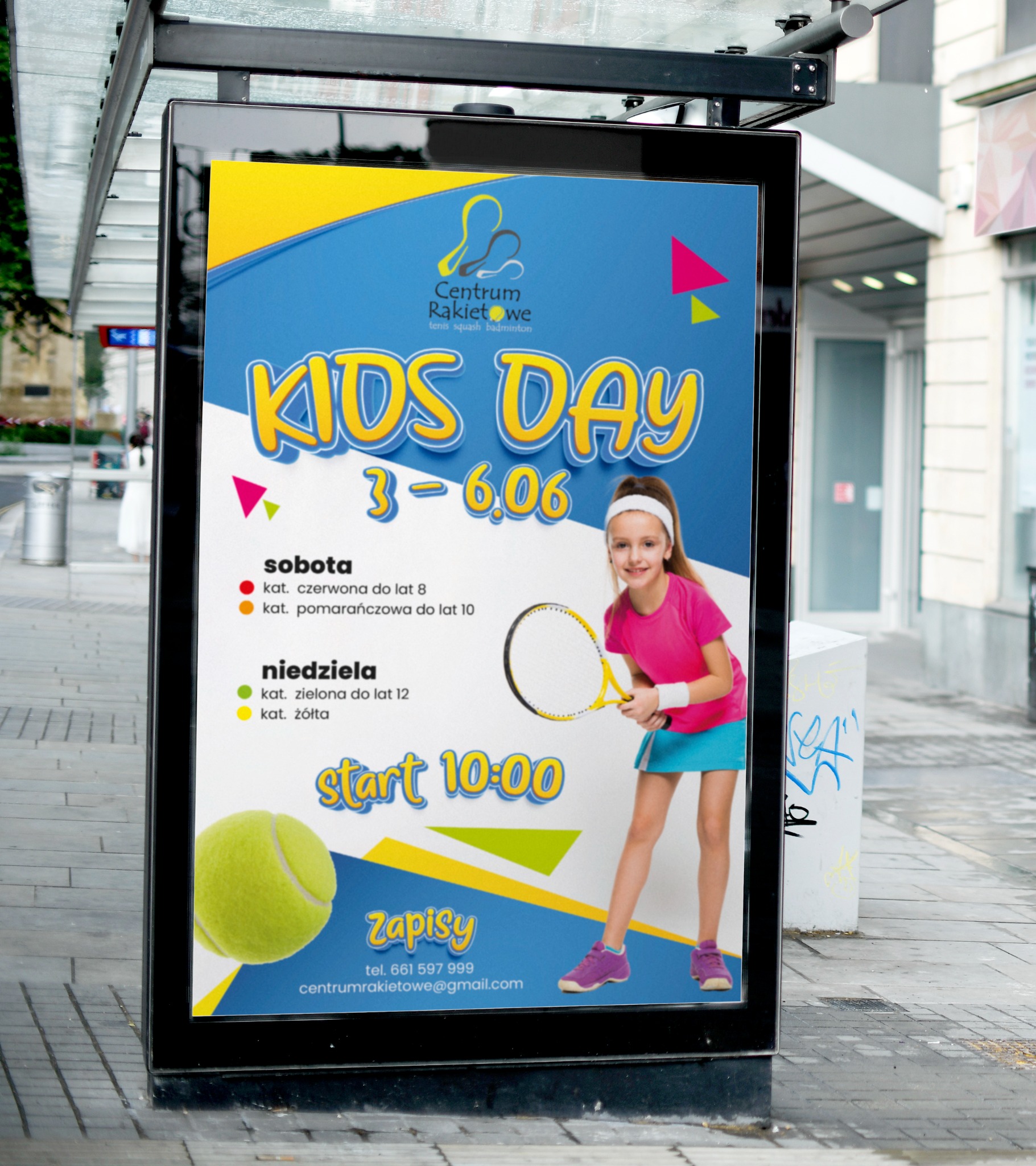 Billboard na przystanku autobusowym z reklamą szkoły tenisa dla dzieci, z uśmiechniętą dziewczynką z rakietą i piłką tenisową, informujący o dniach i godzinach zajęć.