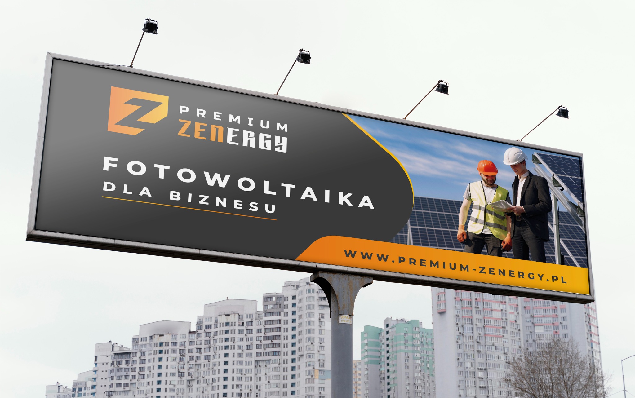 Billboard reklamujący fotowoltaikę dla biznesu, z wizerunkiem instalatorów na tle paneli słonecznych.