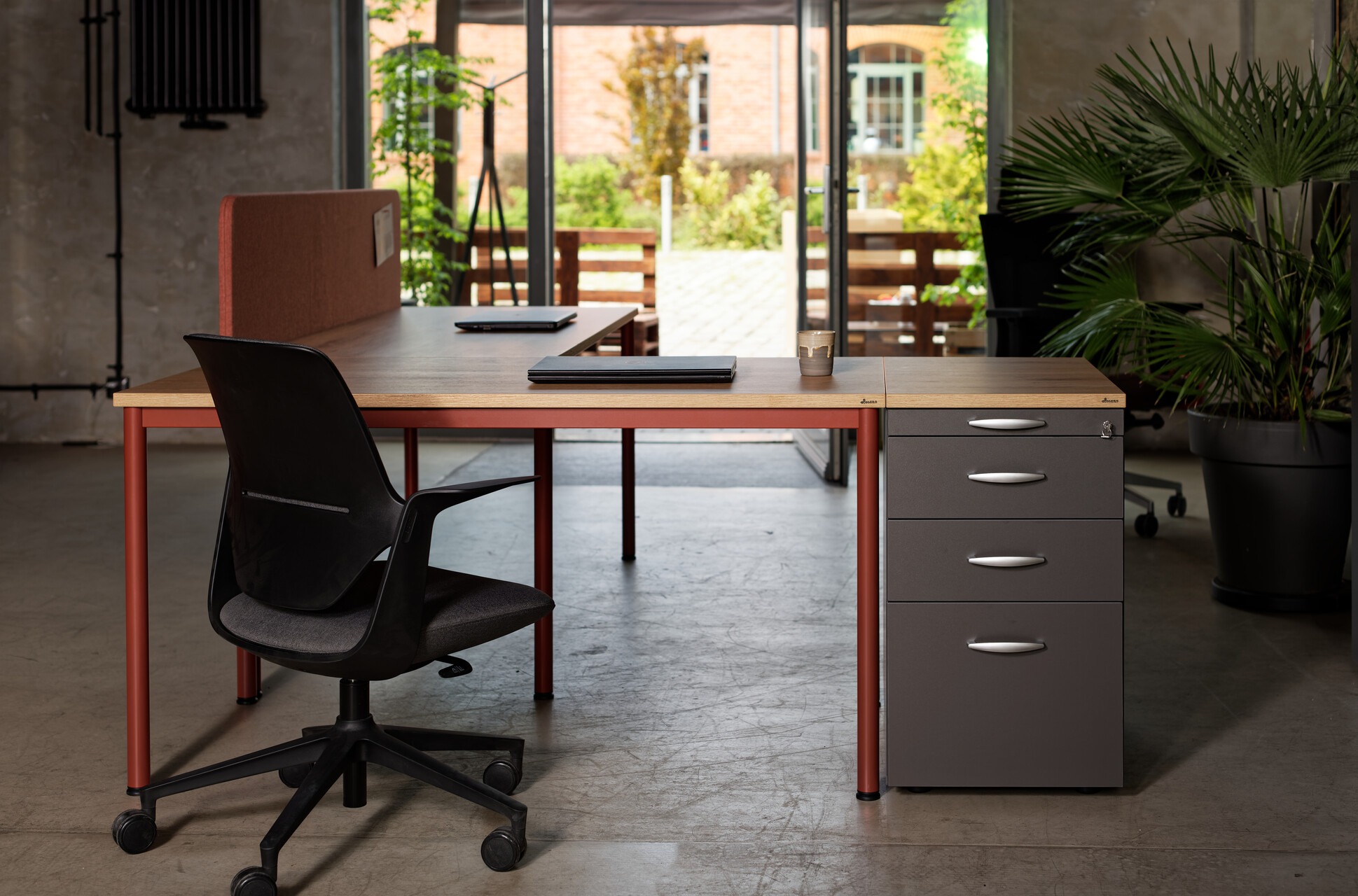 producent mebli: MARO, producent krzeseł: PROFIM