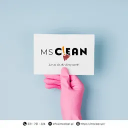 Ręka w różowej rękawicy trzymająca kartkę z logo firmy sprzątającej MS Clean z grafiką miotły i hasłem 'Let us do the dirty work!'