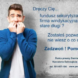 Przerażony mężczyzna gryzie paznokcie na tle tekstu o windykacji i wezwaniu do zapłaty, z danymi kontaktowymi kancelarii prawnej.