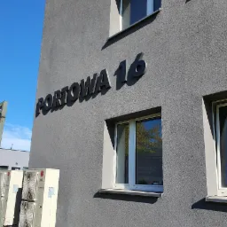 Biuro ma swoją siedzibę w doskonale zlokalizowanym miejscu, u wylotu DK88 oraz DTŚ. Posiada własny parking.