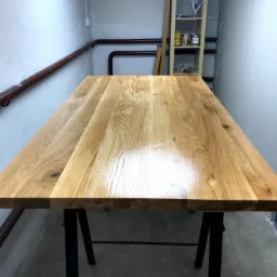 Blat dębowy podczas malowania