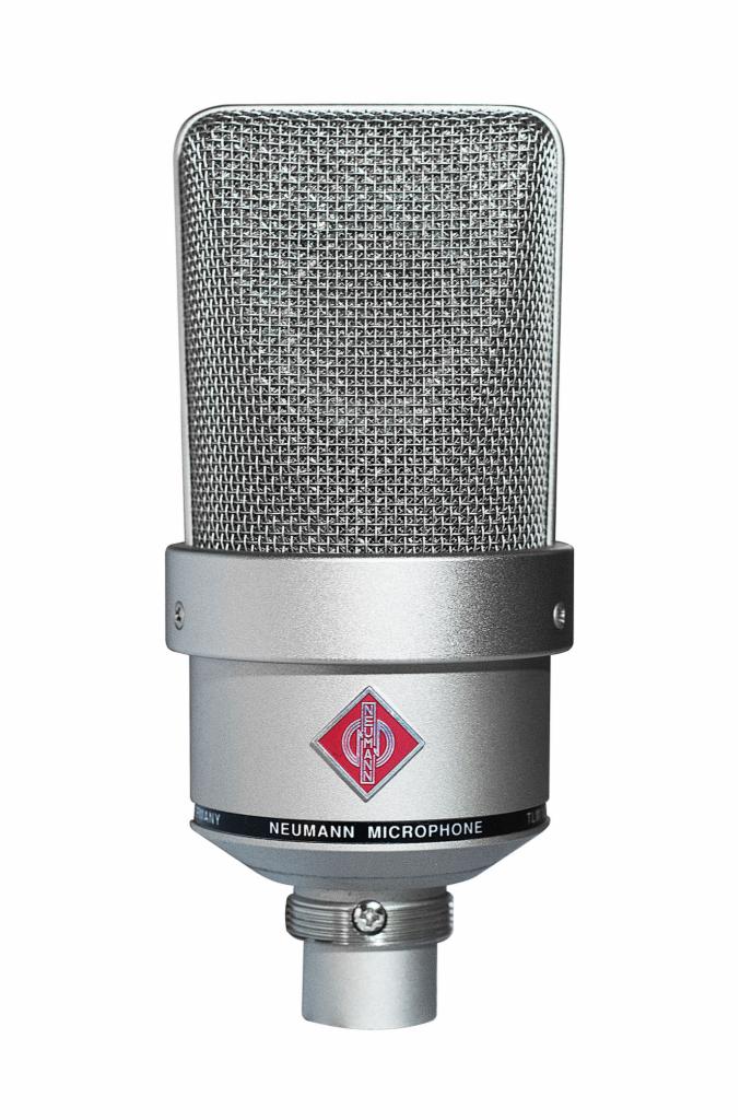 Mikrofon pojemnościowy Neumann TLM 103 z metalową siatką ochronną i logo producenta, uchwycony na białym tle w studio.