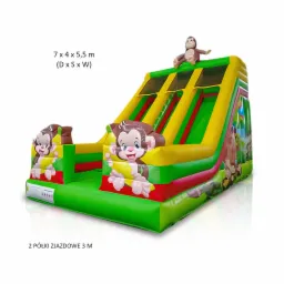 Kolorowa dmuchana zjeżdżalnia z motywem małp, z pluszową małpką na szczycie, dwie platformy zjazdowe o długości 3 metrów, wymiary 7x4x5,5 metra.