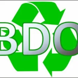 Zielony symbol recyklingu z nałożonym srebrnym napisem BDO.