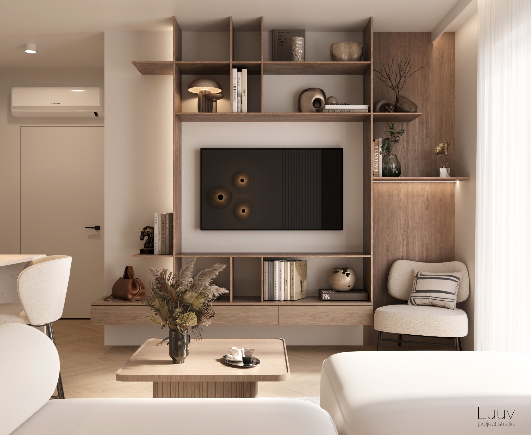 Salon w neutralnych barwach z drewnianą zabudową meblową, telewizorem z dekoracyjnymi lampami, stolikiem kawowym z filiżankami i dekoracyjnym bukietem, oraz krzesłem z poduszką.