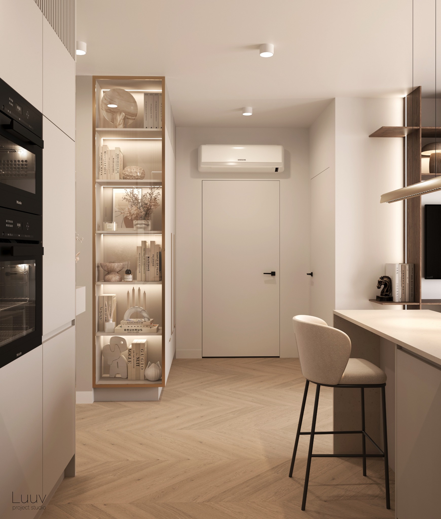 Wnętrze małej kuchni z jasnymi szafkami, wbudowanym piekarnikiem Miele, regałem z podświetleniem i dekoracjami, drewnianą podłogą w jodełkę oraz krzesłem barowym przy wyspie kuchennej.