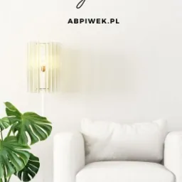 Jasne wnętrze z białą sofą, lampą z abażurem z pionowych listewek i rośliną w czarnej donicy, na białym tle z napisem 'meble na wymiar' i adresem strony internetowej.