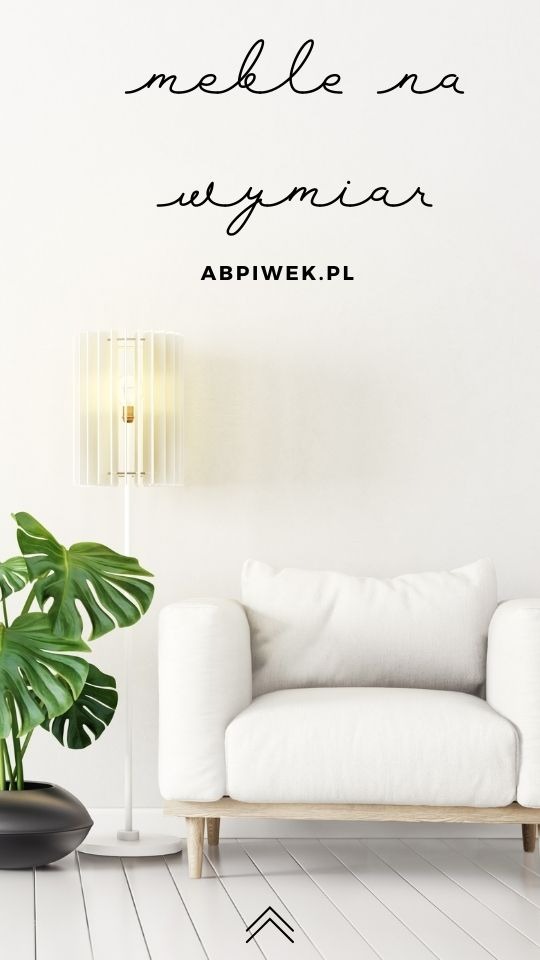 Jasne wnętrze z białą sofą, lampą z abażurem z pionowych listewek i rośliną w czarnej donicy, na białym tle z napisem 'meble na wymiar' i adresem strony internetowej.
