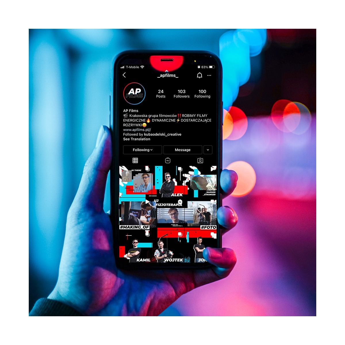 Smartfon wyświetlający profil firmy filmowej AP Films na Instagramie, trzymany w dłoni na tle rozmytych świateł bokeh.