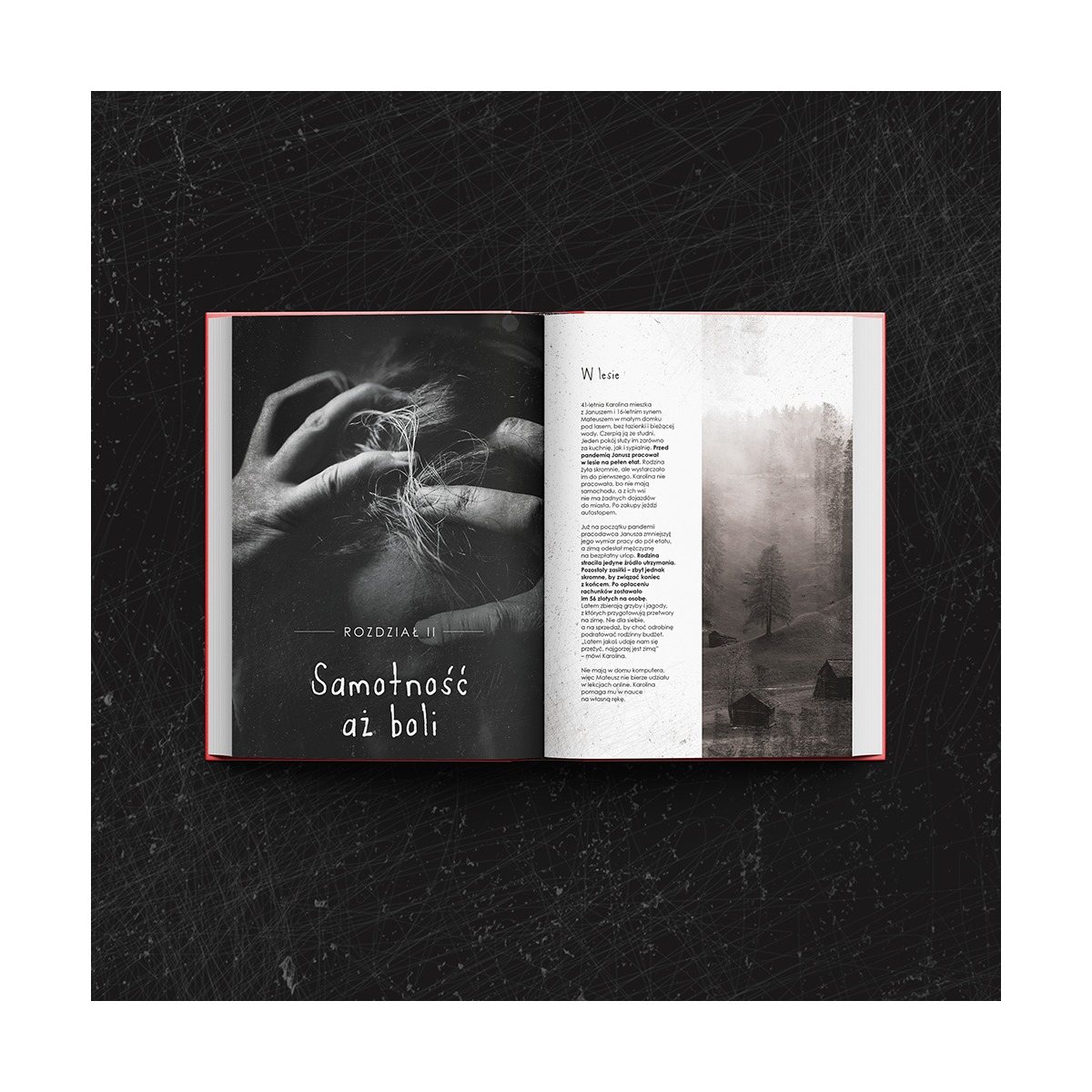 Otwarta książka z czarno-białym zdjęciem dłoni zaciśniętych na włosach i tekstem 'Samotność aż boli' na lewej stronie, oraz tekstem i czarno-białym zdjęciem lasu na prawej stronie.