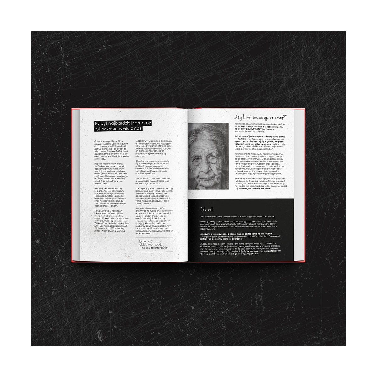 Rozkładówka raportu o samotności, z portretem starszej kobiety i fragmentami tekstu o problemach samotnych osób, leżąca na ciemnym tle.