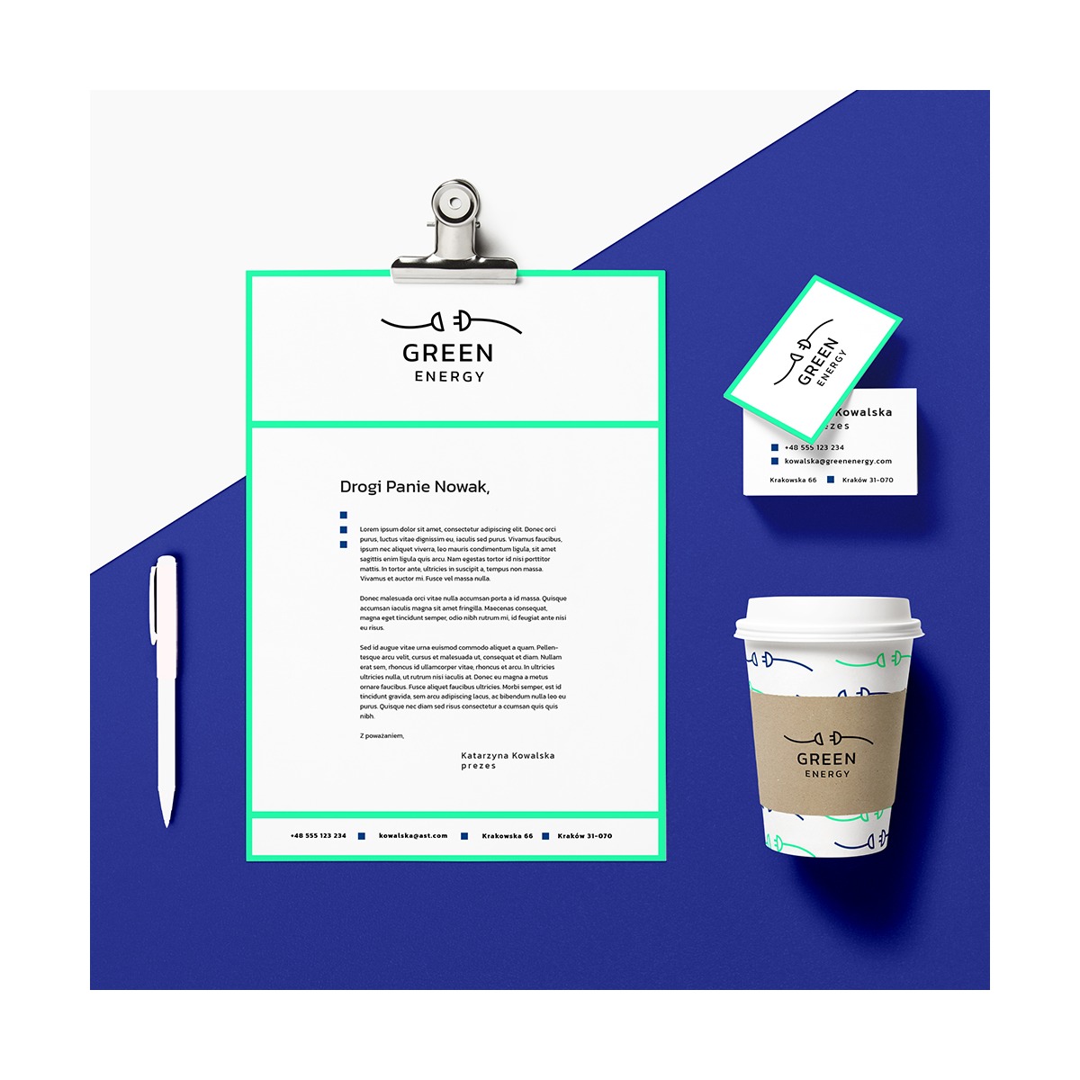 Komplet materiałów firmowych Green Energy na niebieskim tle: list z logo na klipsie, wizytówka i kubek do kawy z nadrukiem.